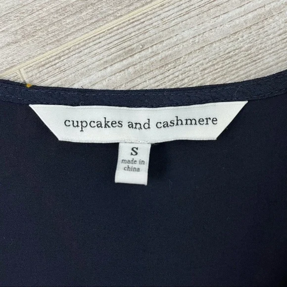 Cupcakes and Cashmere London Dress Size Small // Navy Floral Print Lace - Picture 8 of 8
